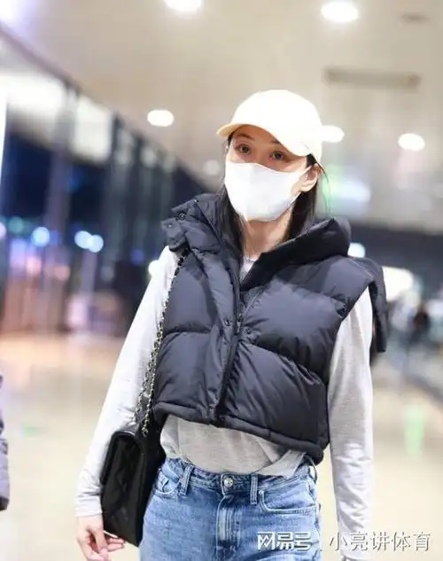 张馨予现身上海机场 休闲装扮简约舒适