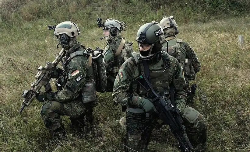 特种部队服从上级命令,被逼向民众下跪,士兵转而投身敌国