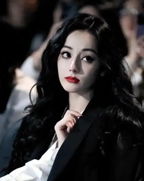 红毯惊艳尴尬!迪丽热巴的美丽之路遇波折,她能否迎来新突破?