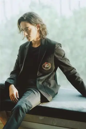 陈坤长发西装尽现儒雅 活动现场与粉丝暖心互动