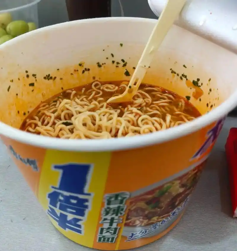 新年的第二碗泡面,是上班人的标配,还得接着吃两天,生活就像一 - 抖音