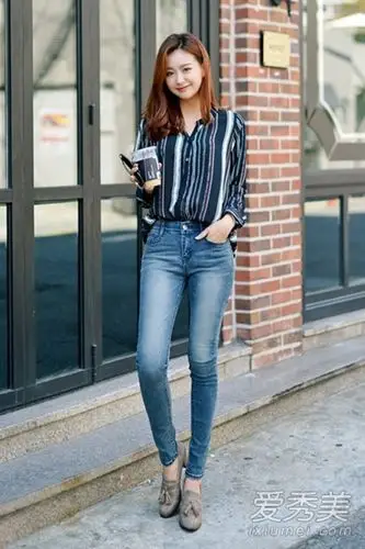 竖条纹长袖衬衫搭配高腰牛仔裤和高跟鞋,简单大方的风格,就能穿出时尚