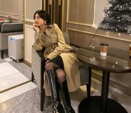 "清纯化身"秀智一身黑色西装,比男生更帅气