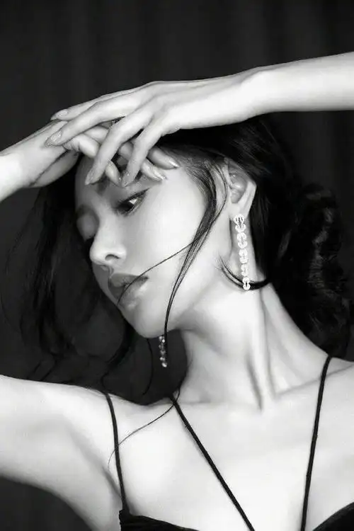 12月26日,女演员张天爱在社交媒体上分享了一组引人注目的黑白写真