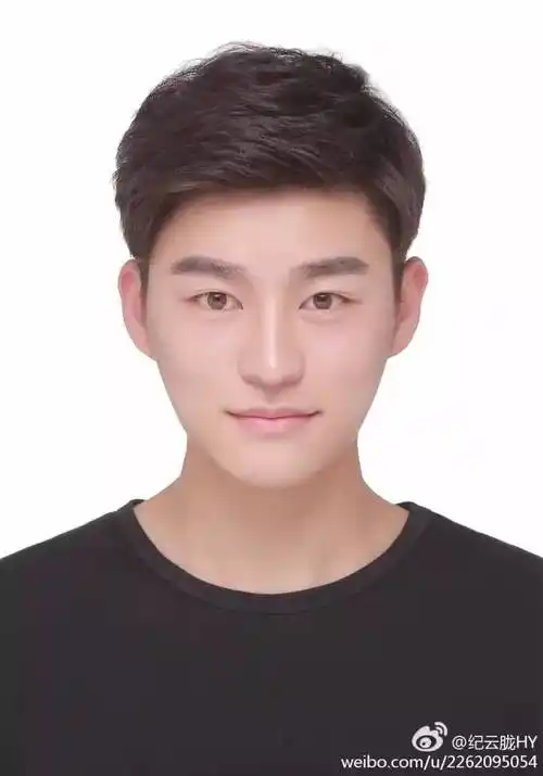 纪鑫博▼自身条件真的很优秀,五官明朗线条清晰,特别是这种大头照最