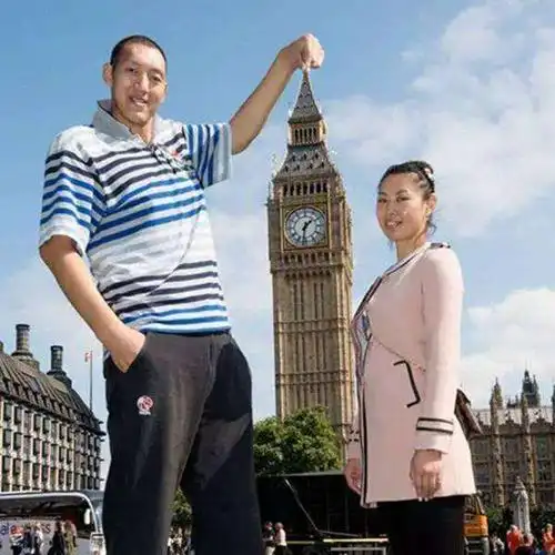 2米36孙明明与姚明合照两人曾都在美国训练结果却天壤之别