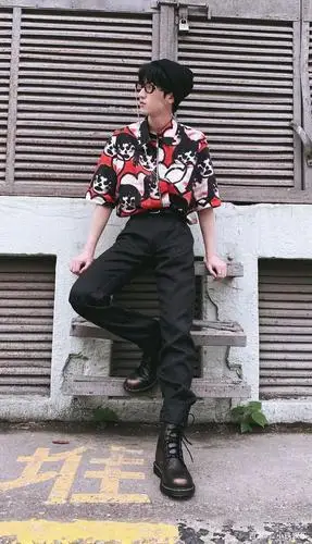 严浩翔侧颜线条完美,大长腿养眼,rapper就是要拽要帅气