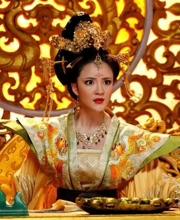 邓萃雯在《美人制造》中饰演武则天,纯粹搞笑来的!