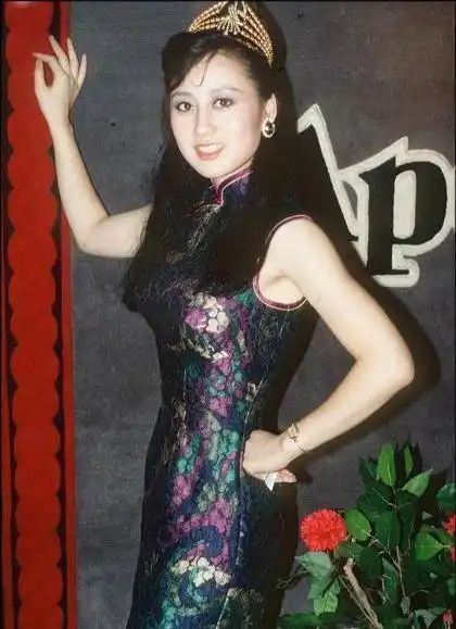 利智的"时髦与时尚":年轻时衣搭挺洋气,主要身材太有资本了_旗袍_美人