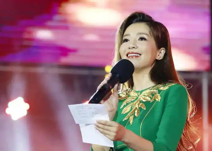 央视台柱子朱迅这么优秀为何这两年才上春晚月薪税后剩多少