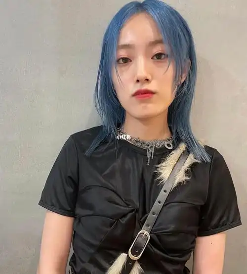 灰到冷棕到沙金发色,可定期补染,不然黄色的头发搭配黑根就不会太好看