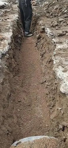 人工摊铺砂砾垫层