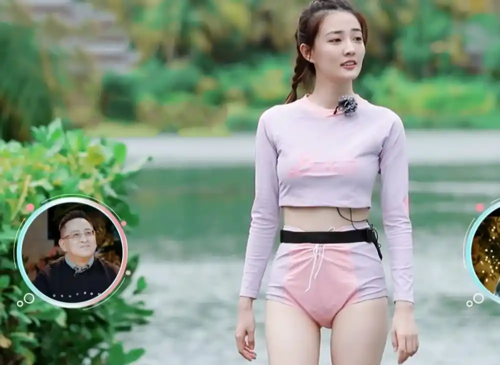 徐璐跟张铭恩学游泳,当俯视镜头拍到她水中的腿,真实腿型难以置信