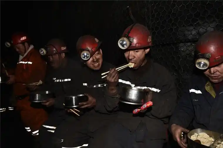 1月27日,在山西焦煤集团官地矿,矿工们在井下吃饺子.