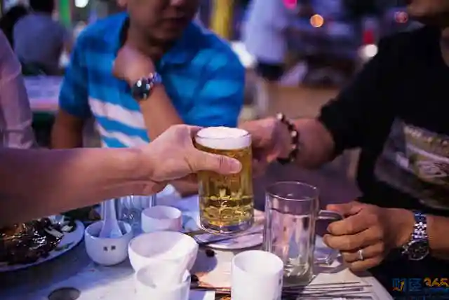 男子年会饮酒死亡 聚会喝酒竟惹官司!_手机搜狐网