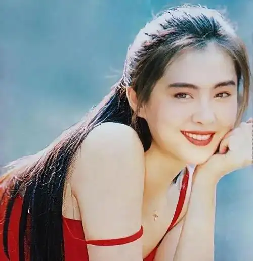 王祖贤在1989年拍了《惊魂记》,《赌神》,《打工狂想曲》,《潘金莲之