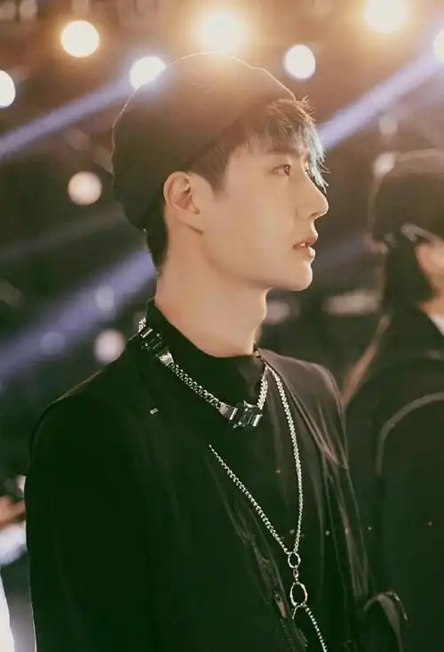 王一博的侧脸,是摄影师竞相追逐的聚焦点,额头,眉骨,鼻梁,唇部线条