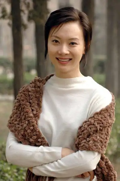 > 还是黄依依好看.