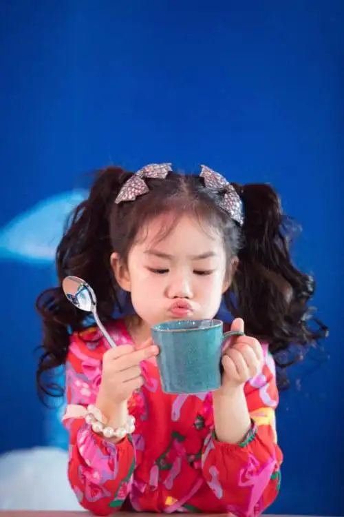 戚薇晒6岁女儿视频为其庆祝生日lucky对镜比心卖萌超可爱