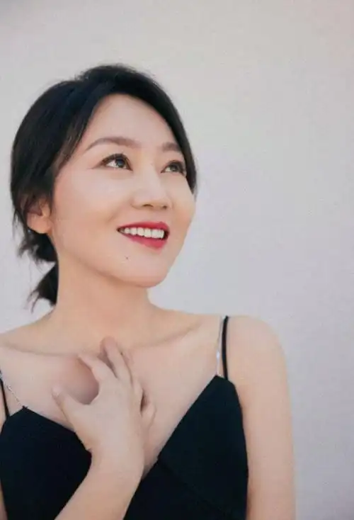 闫妮first闭幕红毯,一袭黑裙造型,简约中透着优雅|演员|军训|军校