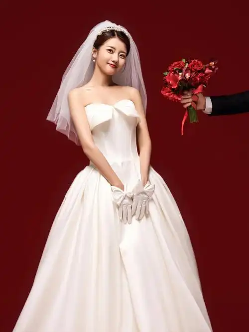 父母点名拍的红色背景婚纱照比起外景的清新浪漫我更偏爱这份仪式感