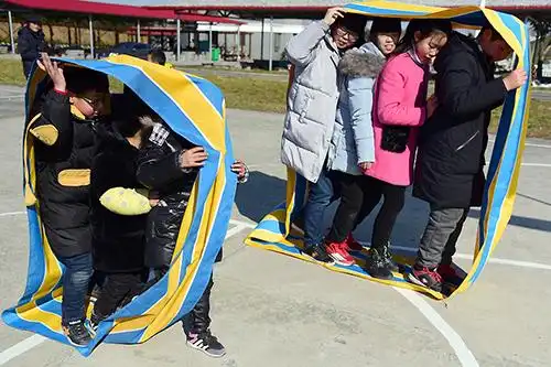 小学生正在进行"风火轮"比赛.