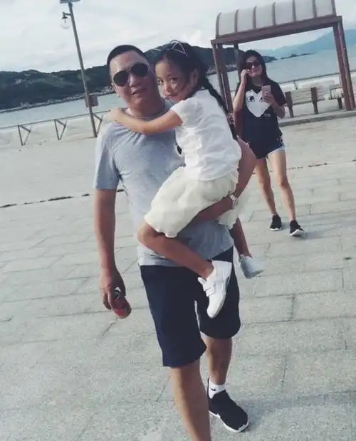 赵薇女儿小四月长高似缩小版小燕子,黄有龙宠溺女儿又亲又抱!