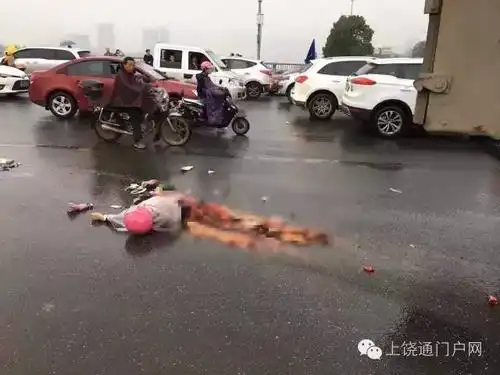 母女被后八轮碾压,现场惨不忍睹!告诉家人要一定远离它!