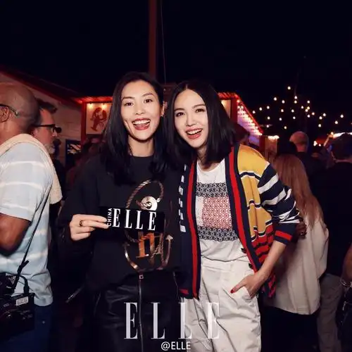 ▼和超模刘雯合照十分大气,气场完全不输在国际秀场也常有她的身影▼