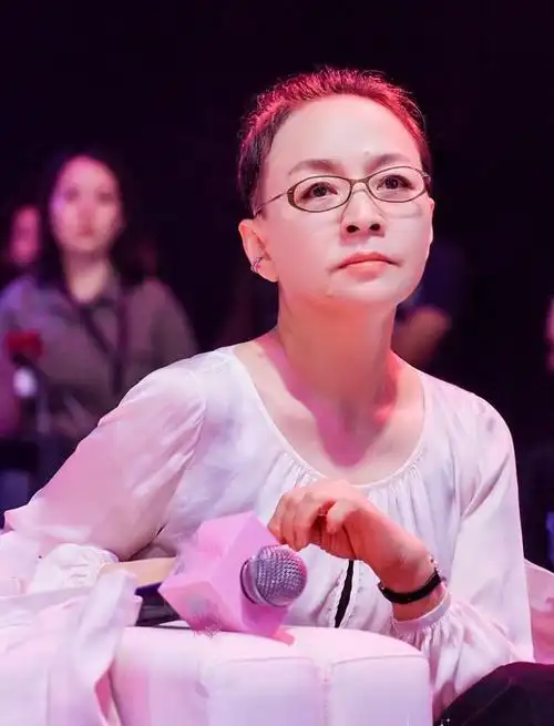 偶遇宋丹丹街头拍戏满头白发变80岁老奶奶