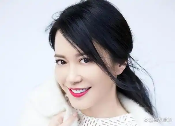 俞飞鸿从照片上看完全像是一个30多岁的女子,一点也没有看出衰老的