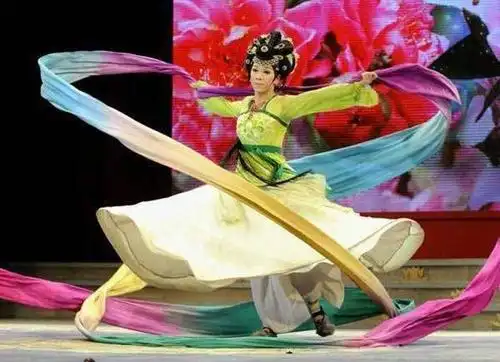 现代意义上的反串是一门新生艺术.