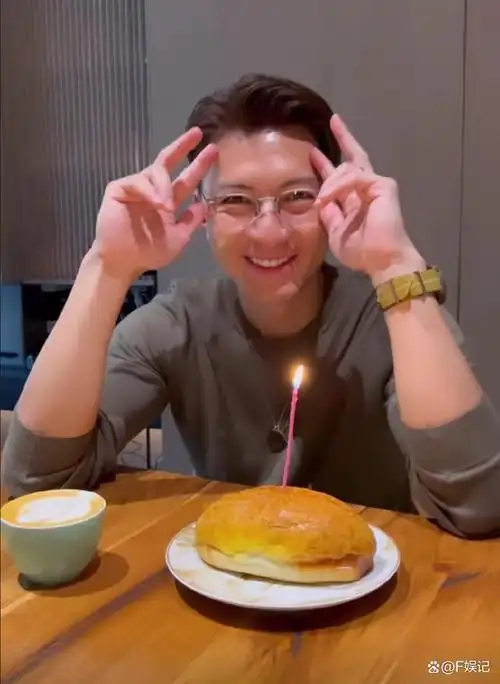 袁伟豪生日与陈山聪胡定欣等好友庆祝 还和张宝儿享受二人世界