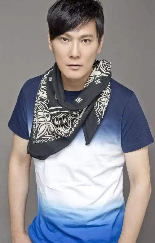 "情痴"张信哲:55岁仍未婚,他的破碎爱情就像一首带泪的情歌