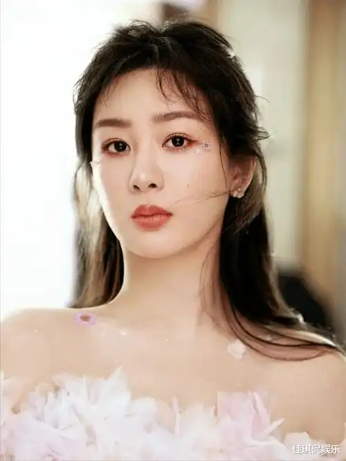 杨紫,美出天际!_网易订阅