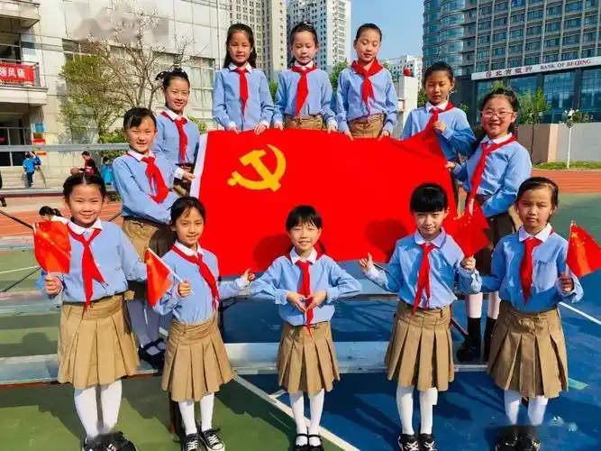 红领巾心向党, 我和党旗合个影_少先队员