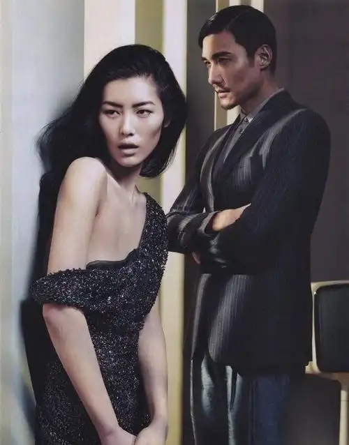 30岁刘雯和46岁胡兵合作拍封面,男才女貌,网友:cp感满满!