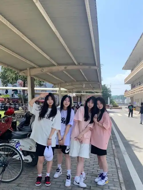 学校里面怎么拍好看的照片四人照片闺蜜