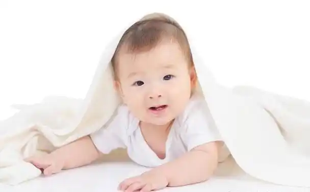 可以多带宝宝出门走走,看看外面的世界,比如不同的人,美丽的风景,可爱