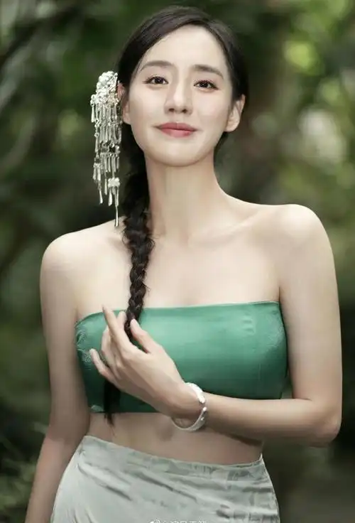 肌肤白润,笑容甜美可人,太显气质了|露肩|秋雅|好身材|王智(演员)