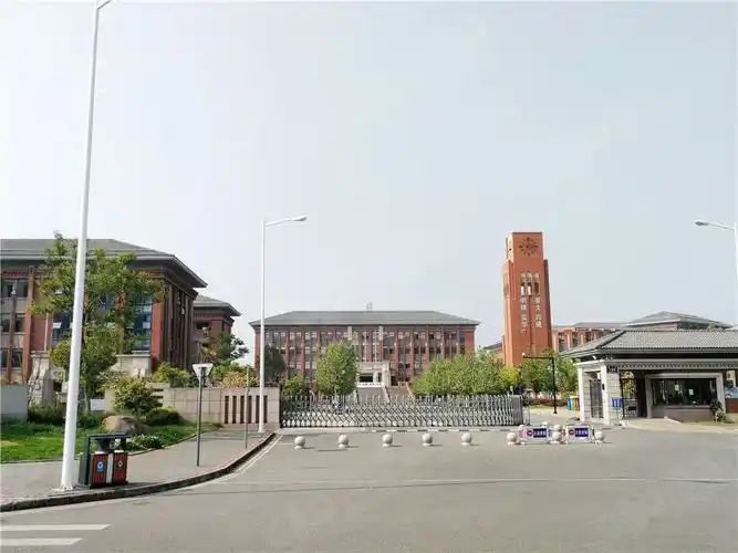 实验中学崇文校区实景湘江路校区周边以虞园,五星,漕泾等老小区居多