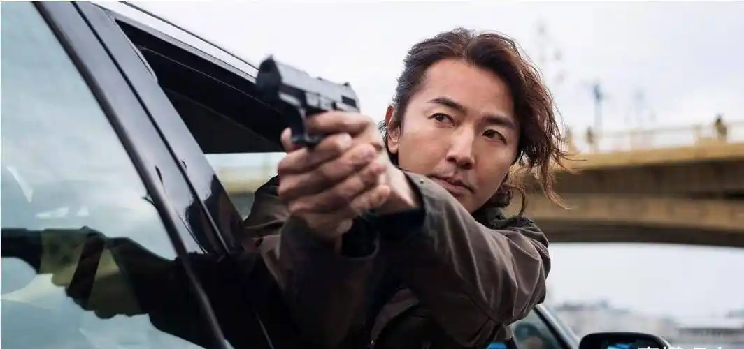 52岁郑伊健近照曝光,低调出行难掩老态,老婆发福明显判若两人_电视剧