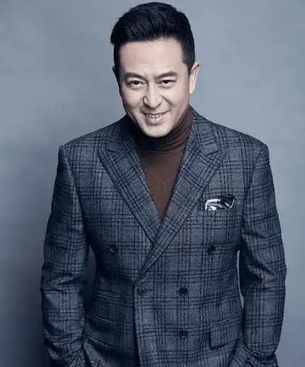 51岁张嘉译近照白发苍苍!