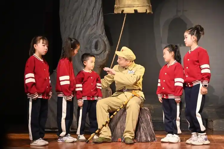 红色励志儿童舞台剧战地红缨西安首演在阎良举行