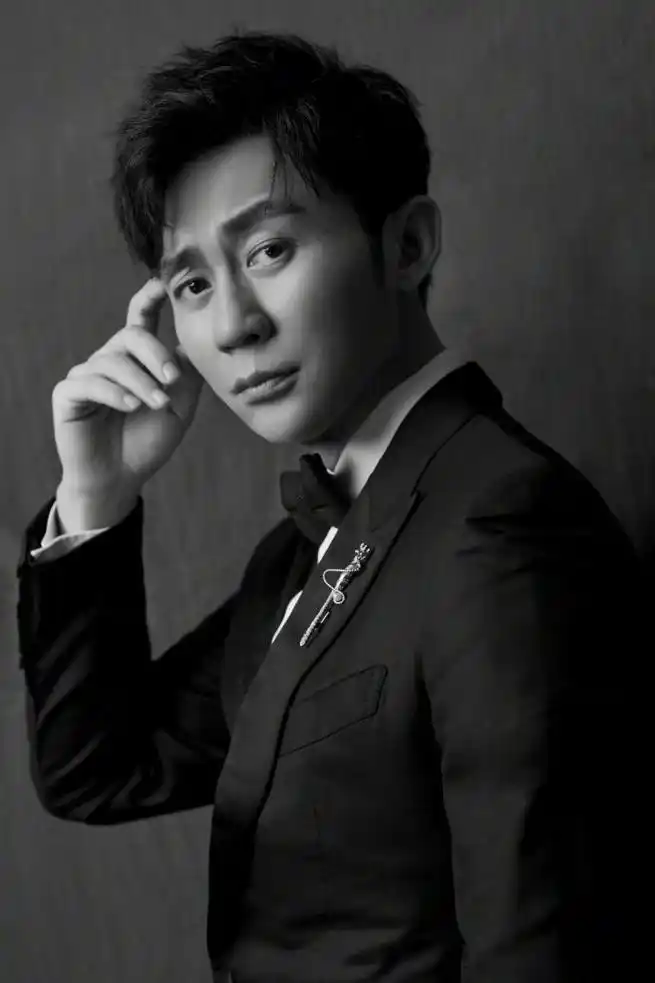 李晨斩获最受期待新导演奖,西装革履状态依旧好,要照顾好范爷呀