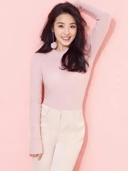 张含韵低调现身机场穿短袖肚脐处打结下搭猫猫裤好时髦