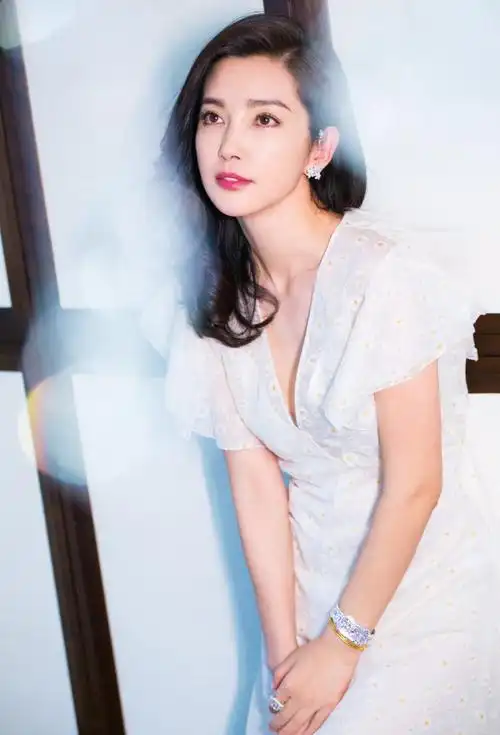 李冰冰尺度大开!吊带铠甲火辣身材,看到泳装照,瞬间感觉恋爱了