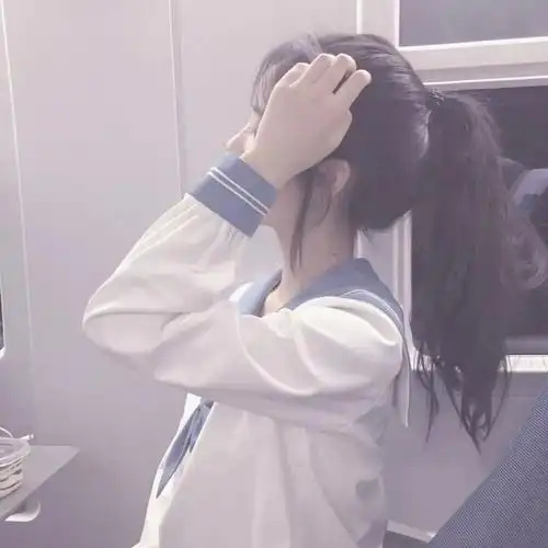 女生马尾头像:这个世界泥泞破碎,却也能开出温柔的花朵