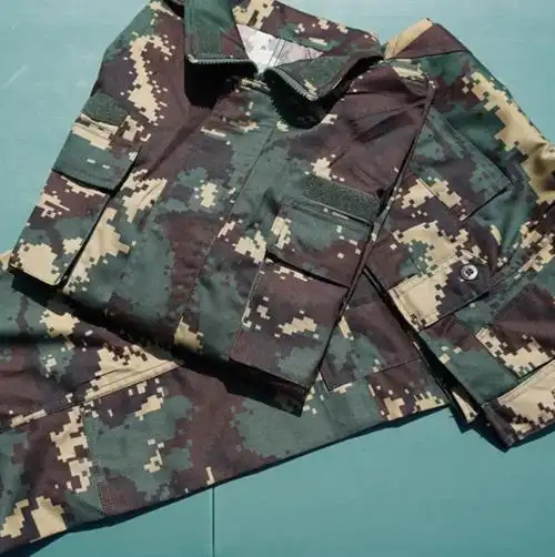07式"猎人"数码迷彩服作为当下特种部队的专属,主体色调与之前的05式