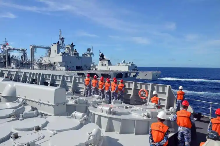 参加环太军演中国海军舰艇编队首次进行海上补给